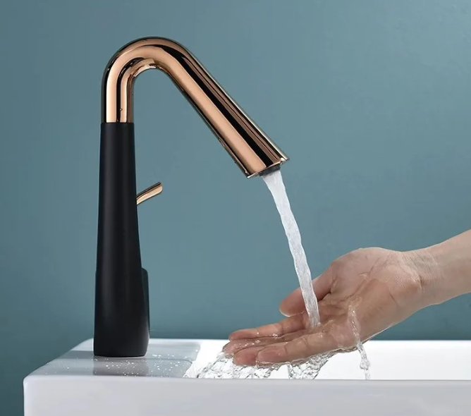 Silhouette Smooth Curved Basin Faucet