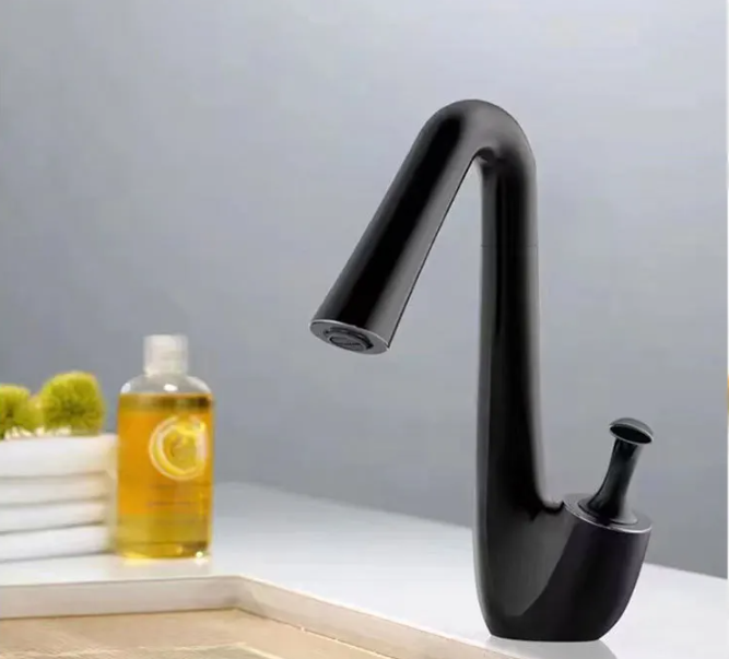 Silhouette Smooth Curved Basin Faucet