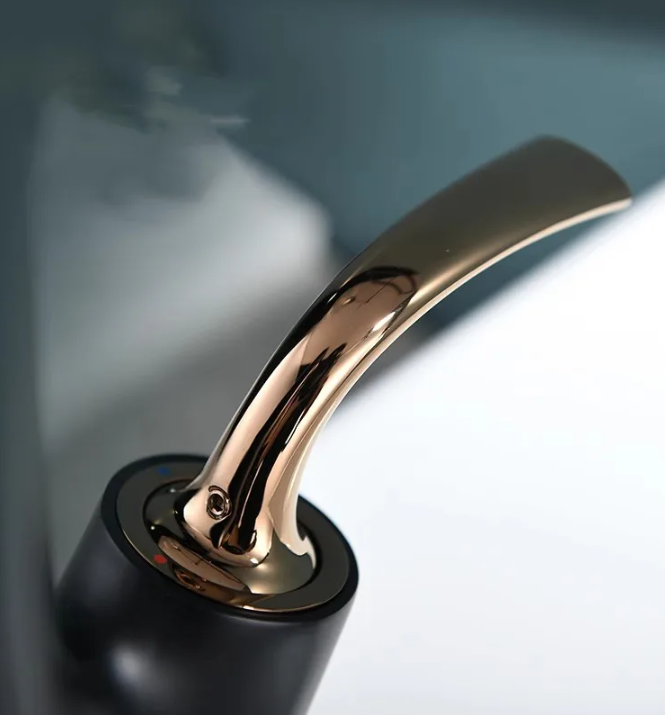 Silhouette Smooth Curved Basin Faucet