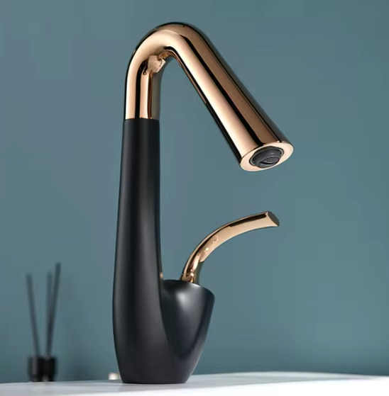 Silhouette Smooth Curved Basin Faucet